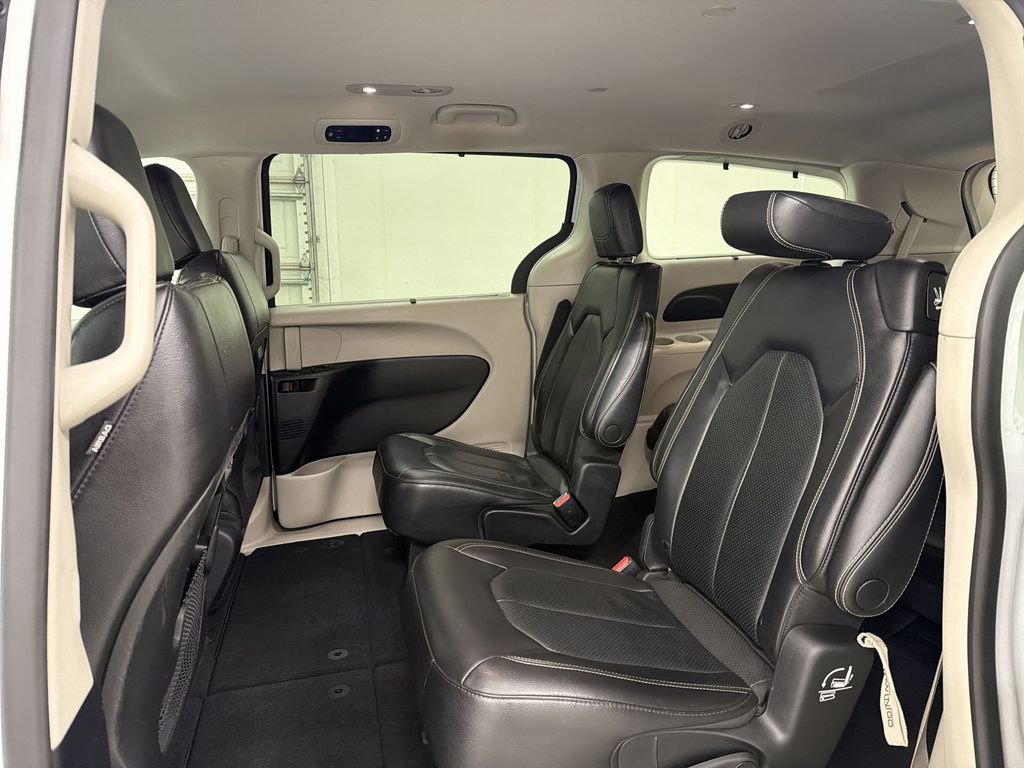 Used 2022 Chrysler Pacifica Touring-L image 19