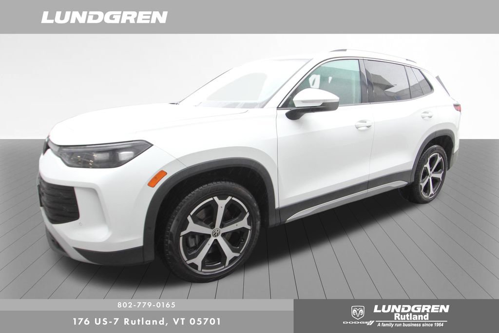 Used 2025 Volkswagen Tiguan SE w/ Panoramic Sunroof Package AWD/4WD image 9
