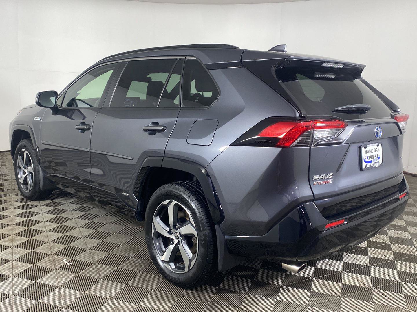 Used 2021 Toyota RAV4 SE w/ Weather & Moonroof Package AWD/4WD image 4