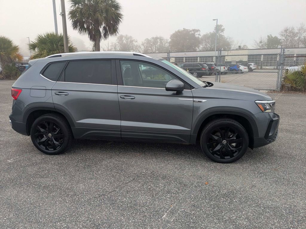 Used 2024 Volkswagen Taos SE FWD image 3