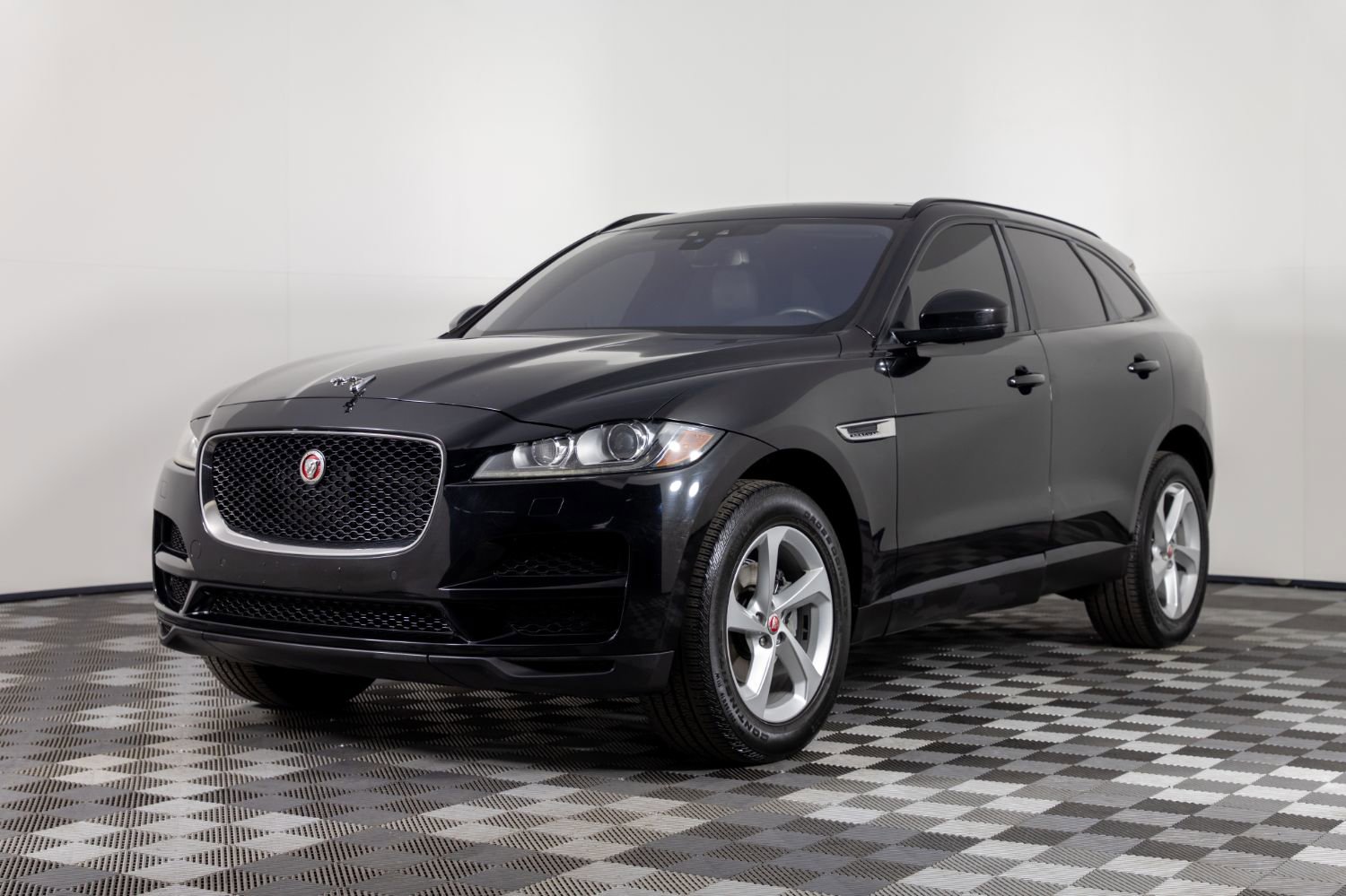 Used 2018 Jaguar F-PACE Premium image 2