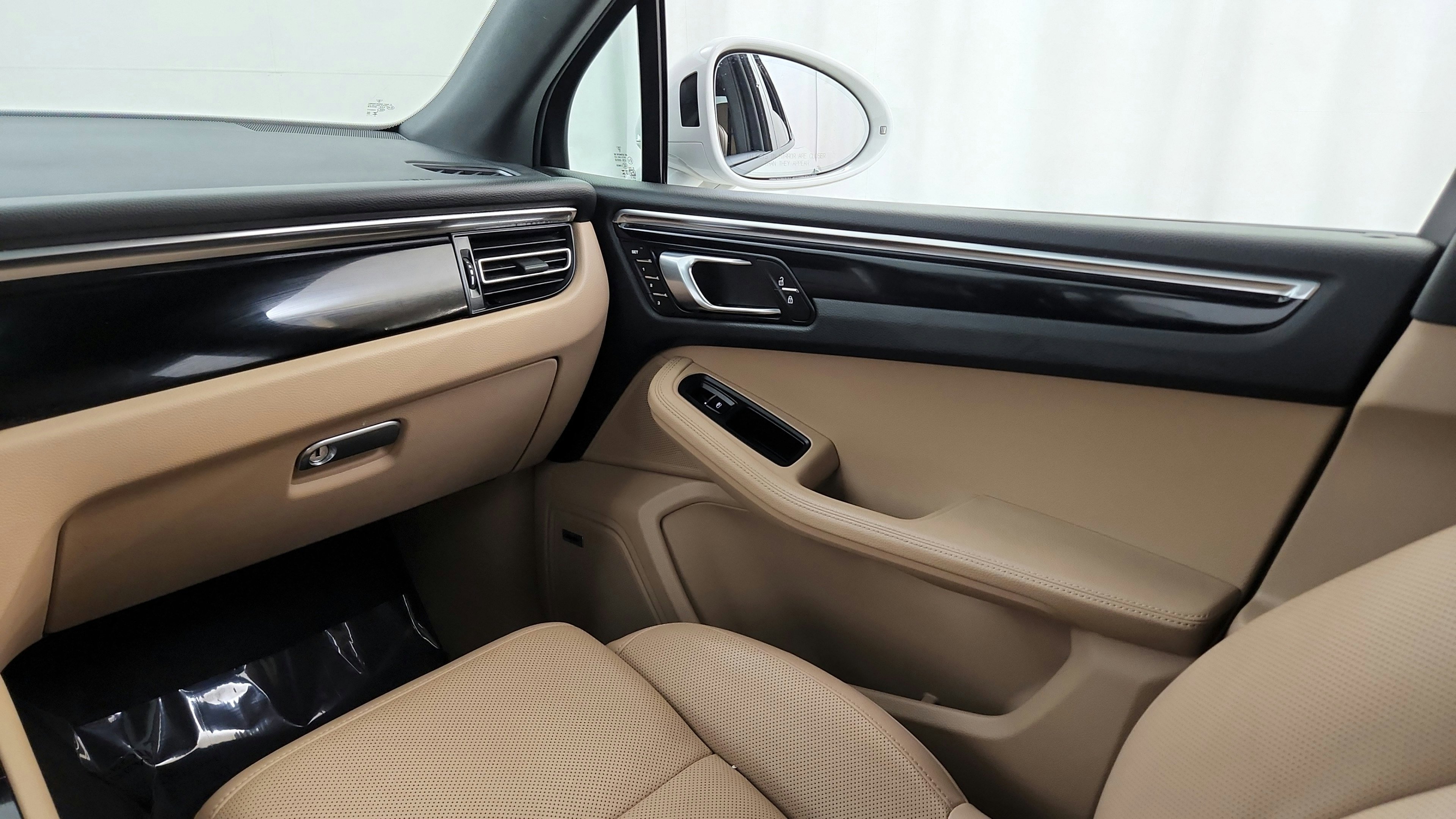 Used 2024 Porsche Macan AWD/4WD image 23
