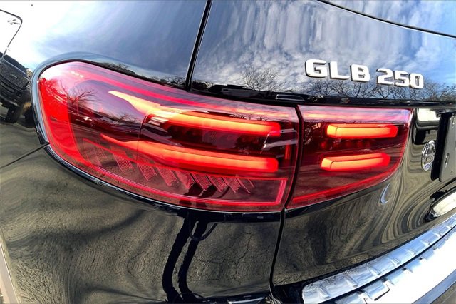 Used 2025 Mercedes-Benz GLB 250 4MATIC image 25