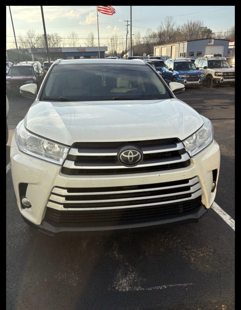 Used 2019 Toyota Highlander XLE image 3