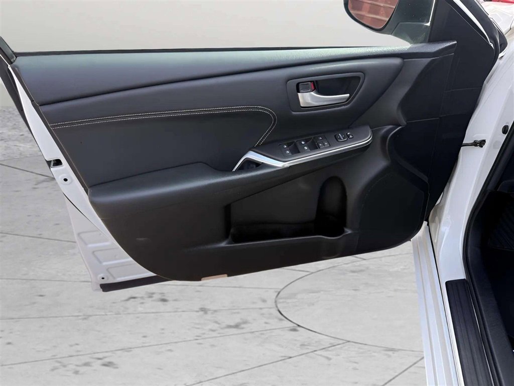 Used 2016 Toyota Camry XLE w/ Moonroof Package FWD image 13