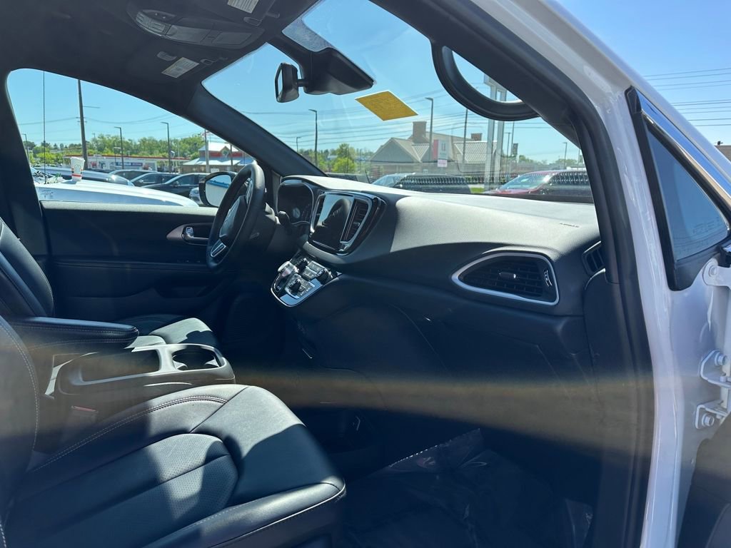 Used 2025 Chrysler Pacifica Select FWD image 22