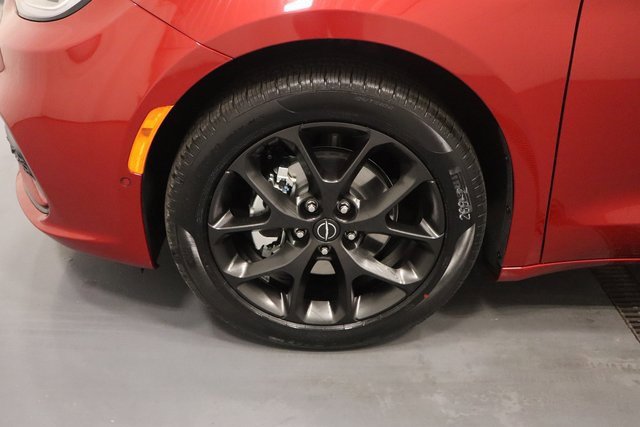 New 2026 Chrysler Pacifica Limited image 24