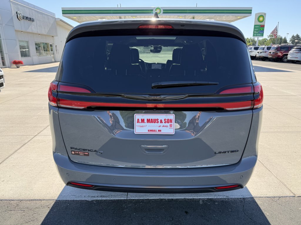 Used 2025 Chrysler Pacifica Limited FWD image 7