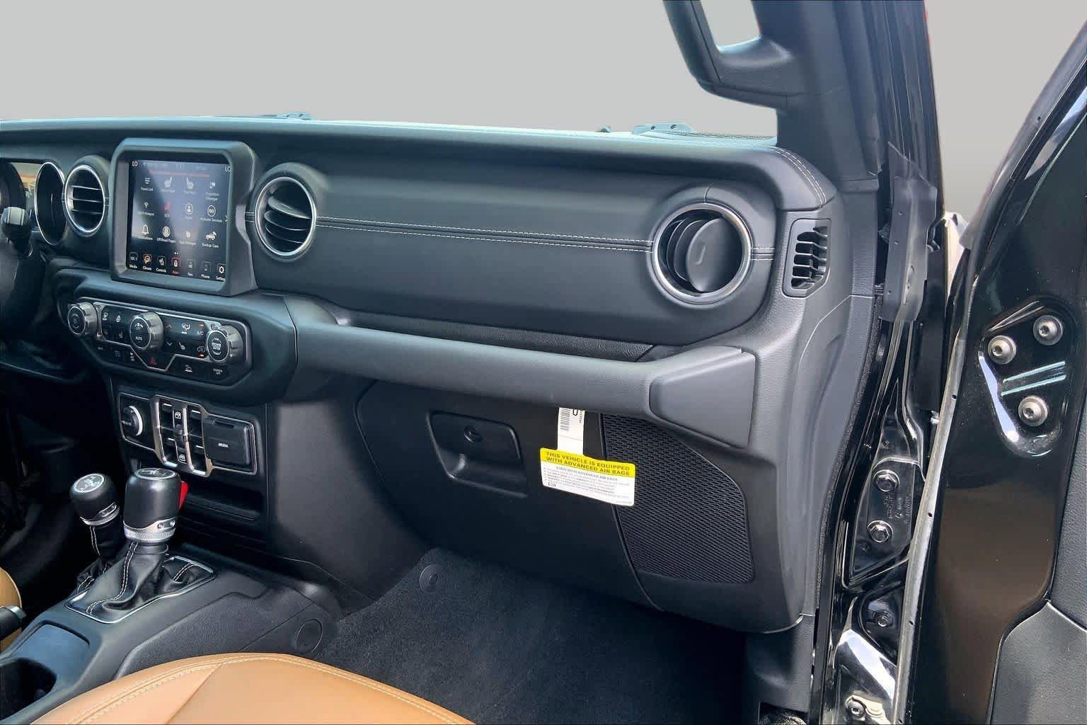 Used 2022 Jeep Wrangler Unlimited Sahara w/ Cold Weather Group AWD/4WD image 17