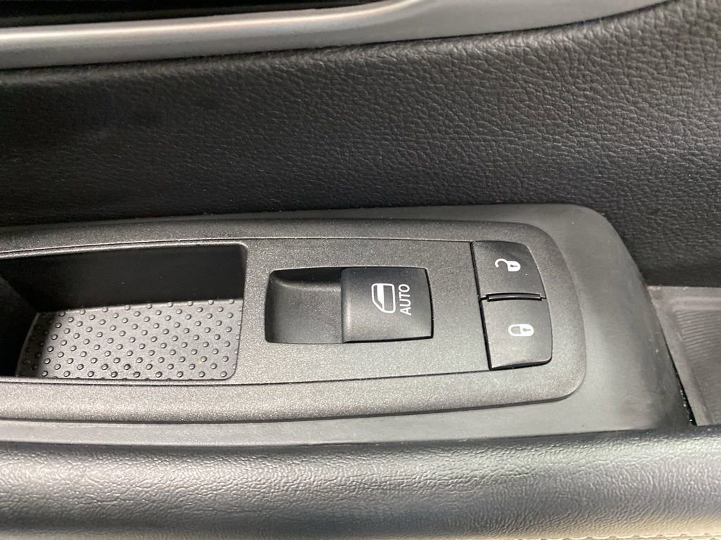 Used 2025 Chrysler Pacifica Limited image 31