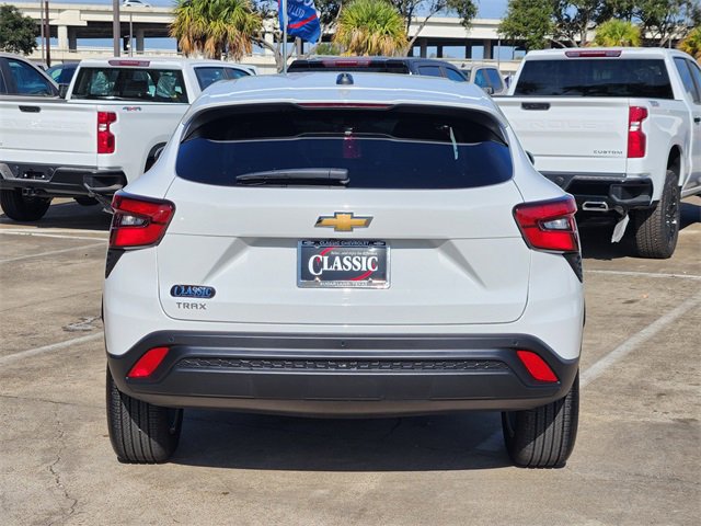Used 2025 Chevrolet Trax LS w/ LS Convenience Package image 6