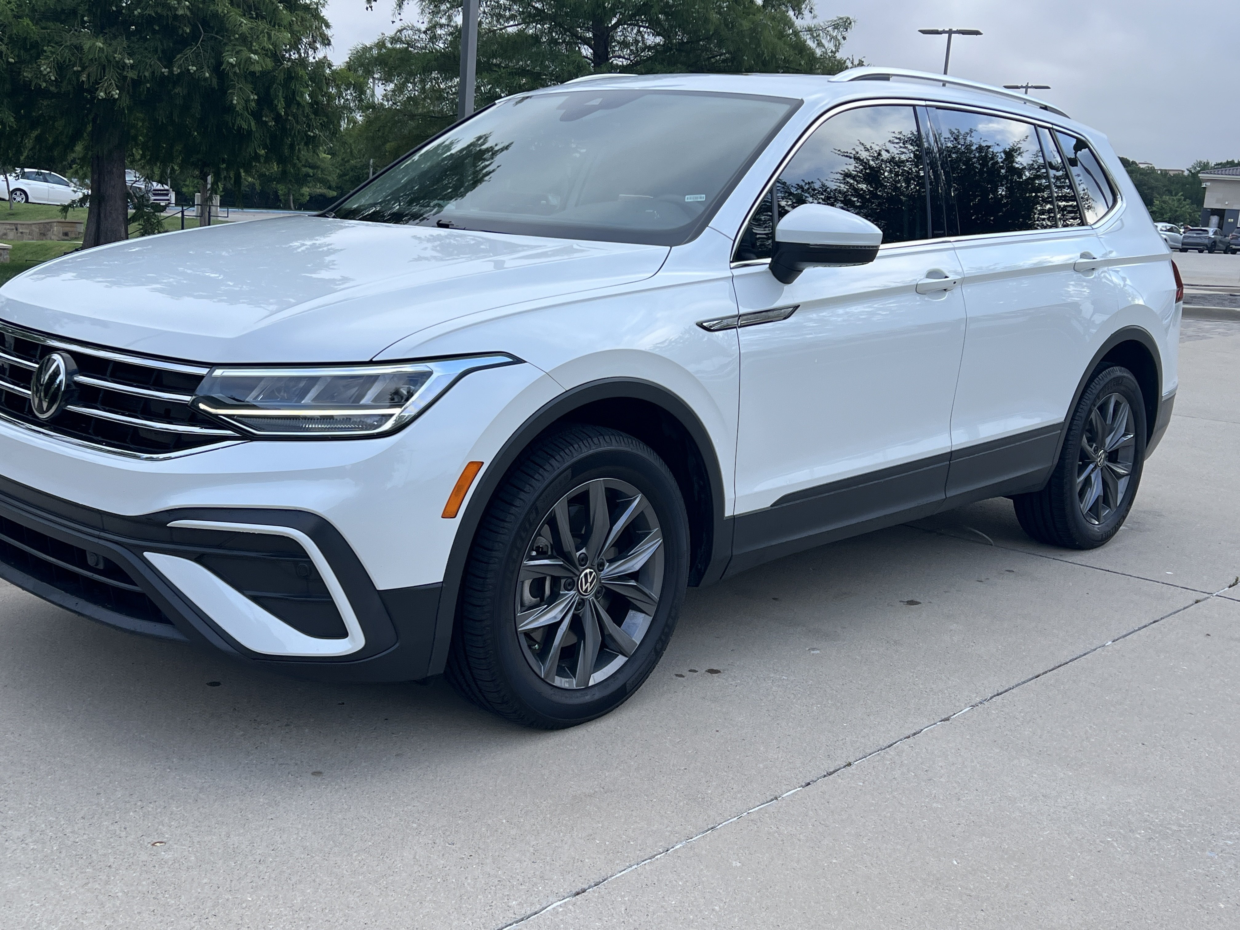 Certified 2023 Volkswagen Tiguan SE w/ Panoramic Sunroof Package FWD image 5