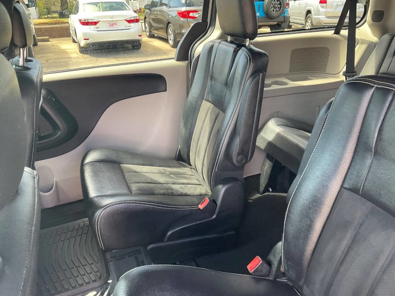 Used 2019 Dodge Grand Caravan SXT FWD image 12