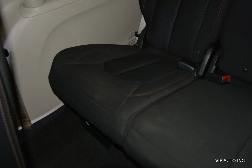 Used 2017 Chrysler Pacifica Touring image 30