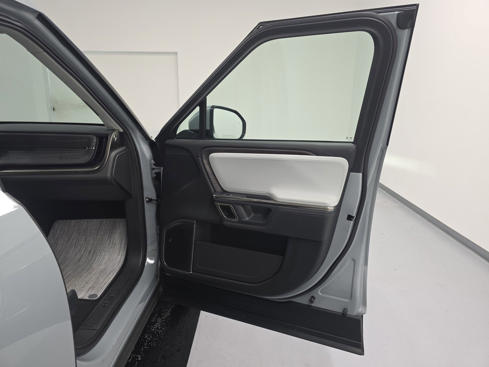Used 2023 Rivian R1T Adventure AWD/4WD image 18