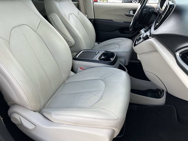 Used 2021 Chrysler Pacifica Touring-L FWD image 11