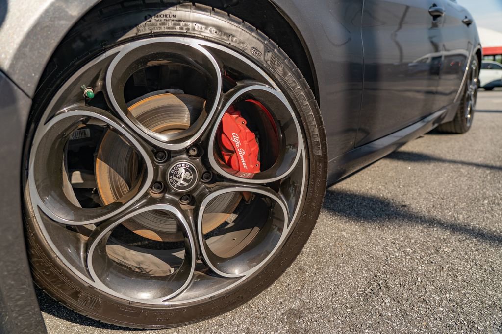 Used 2023 Alfa Romeo Giulia Veloce RWD image 3