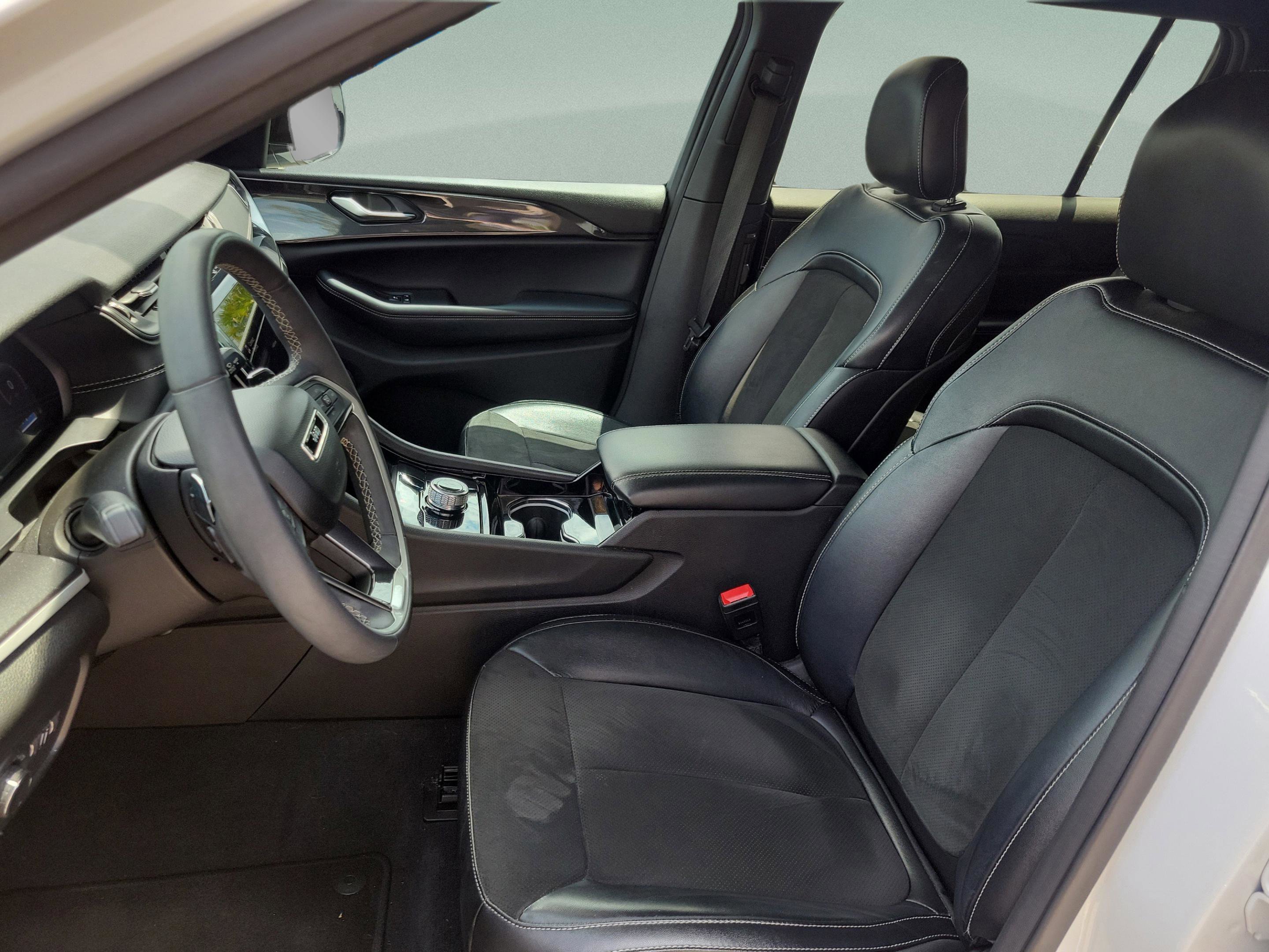 Used 2023 Jeep Grand Cherokee L Laredo AWD/4WD image 17