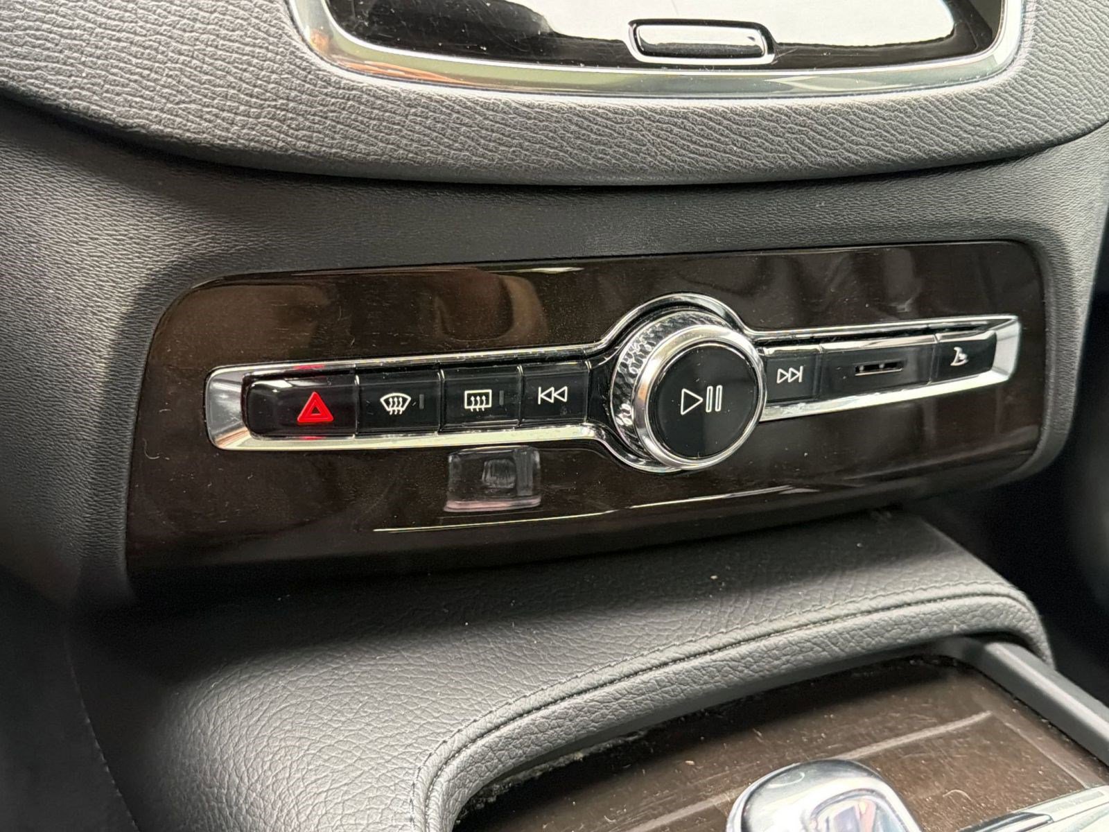 Used 2018 Volvo XC90 T8 Momentum w/ Convenience Package image 17