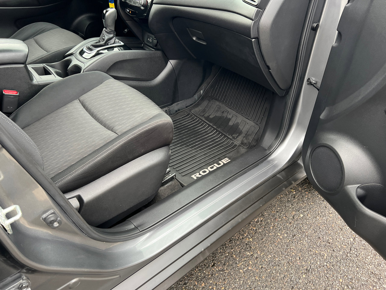 Used 2018 Nissan Rogue S image 17