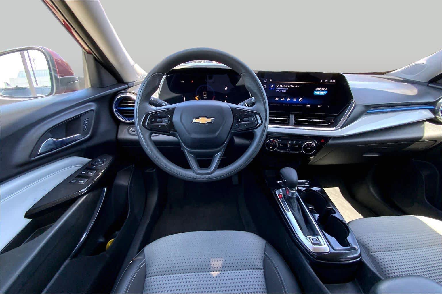 Used 2025 Chevrolet Trax LT FWD image 6