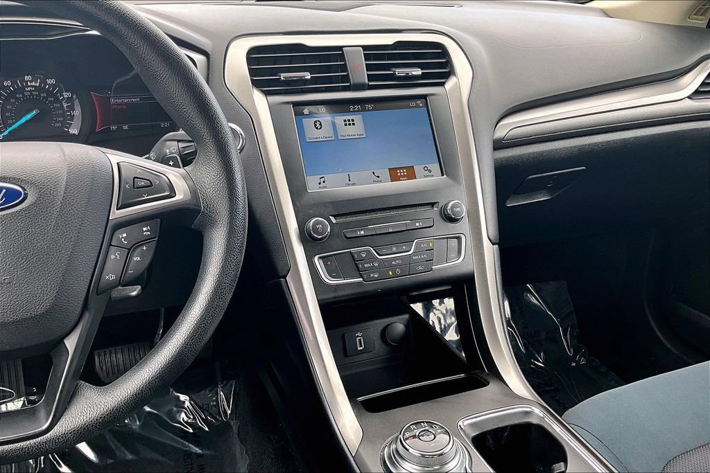 Used 2017 Ford Fusion SE w/ Fusion SE Technology Package FWD image 8