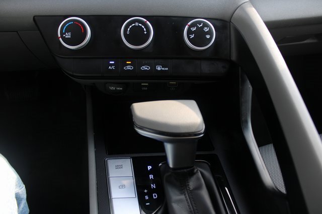 Used 2022 Hyundai Elantra SE image 15