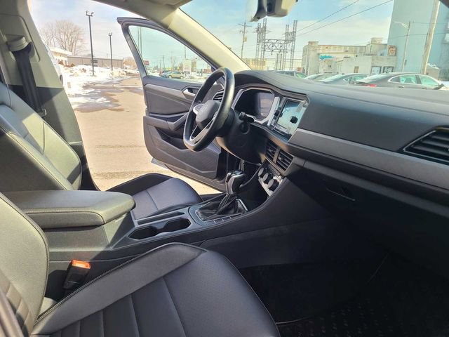 Used 2023 Volkswagen Jetta SE w/ Panoramic Sunroof Package image 16