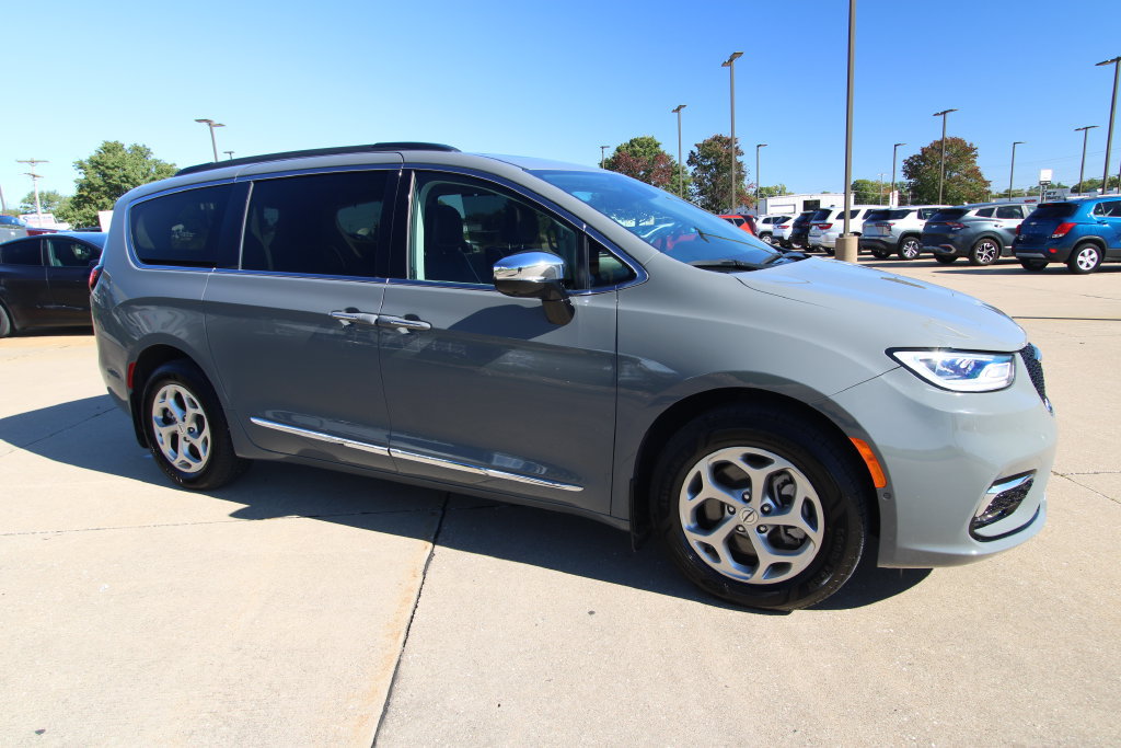 Used 2023 Chrysler Pacifica Limited w/ Uconnect Theater Family Group AWD/4WD image 3