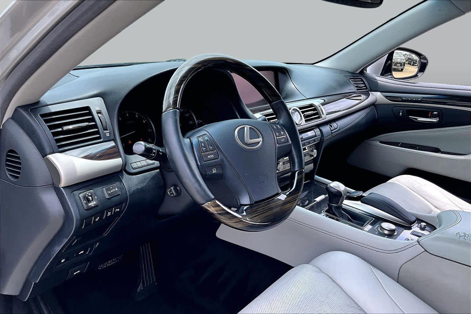 Used 2013 Lexus LS 460 w/ Comfort Pkg RWD image 15
