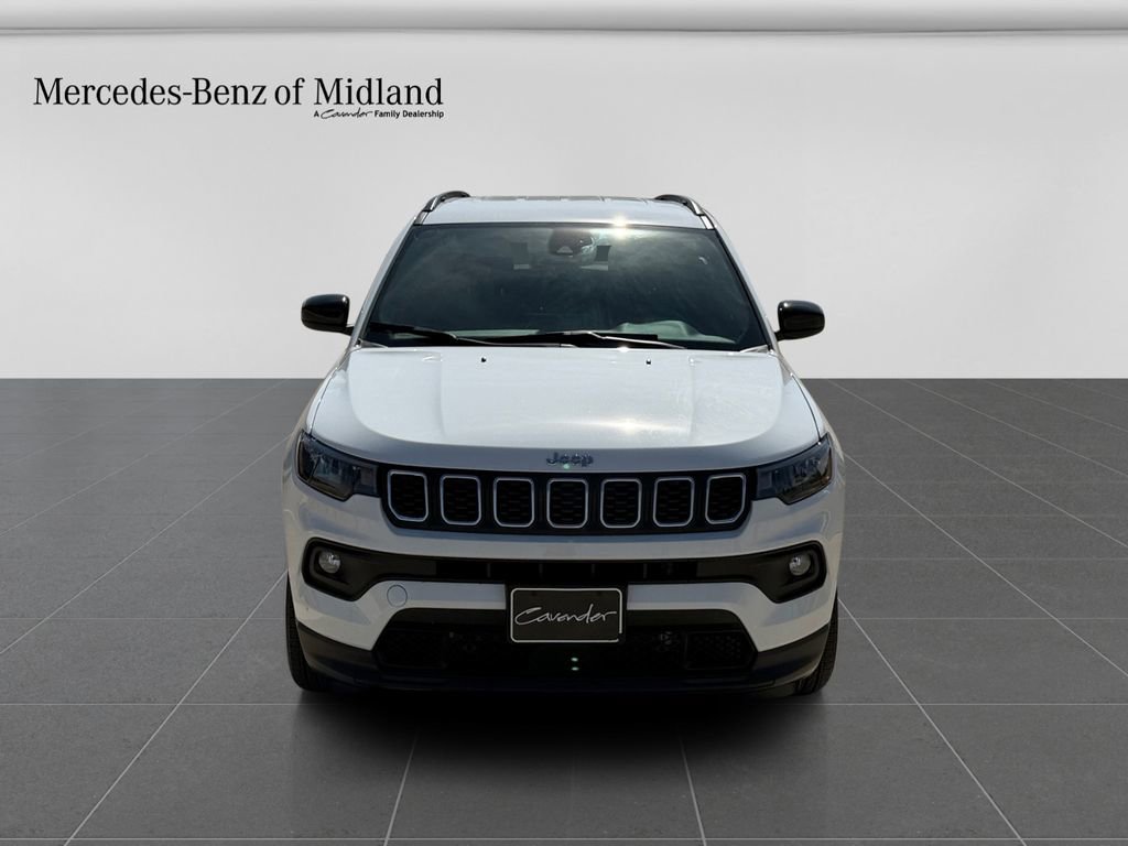 Used 2025 Jeep Compass Latitude image 2