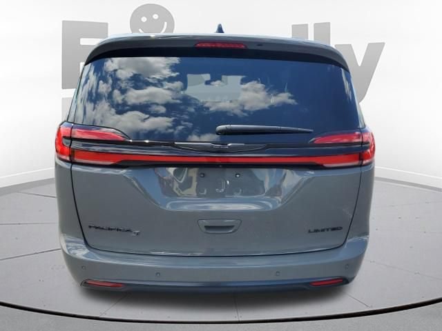Used 2025 Chrysler Pacifica Limited FWD image 4