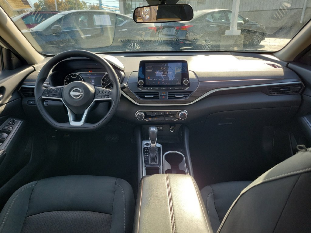 Used 2024 Nissan Altima 2.5 SV FWD image 14