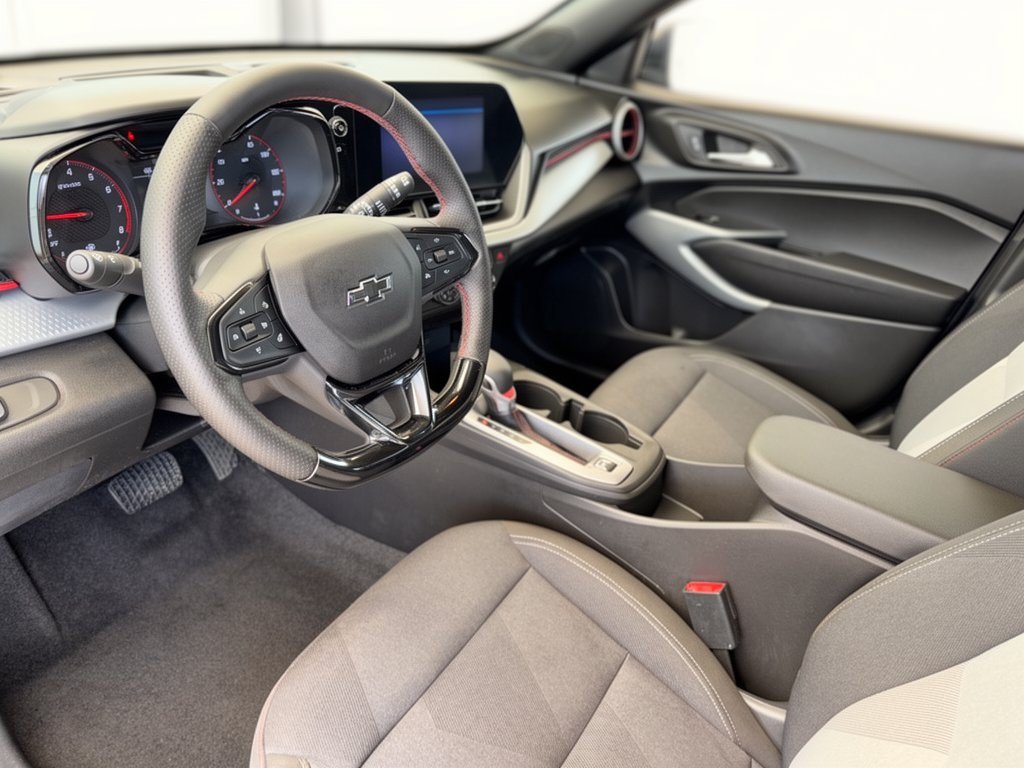 Certified 2025 Chevrolet Trax RS w/ Sunroof Package FWD image 4