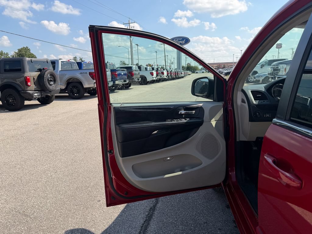 Used 2013 Dodge Grand Caravan Crew FWD image 12