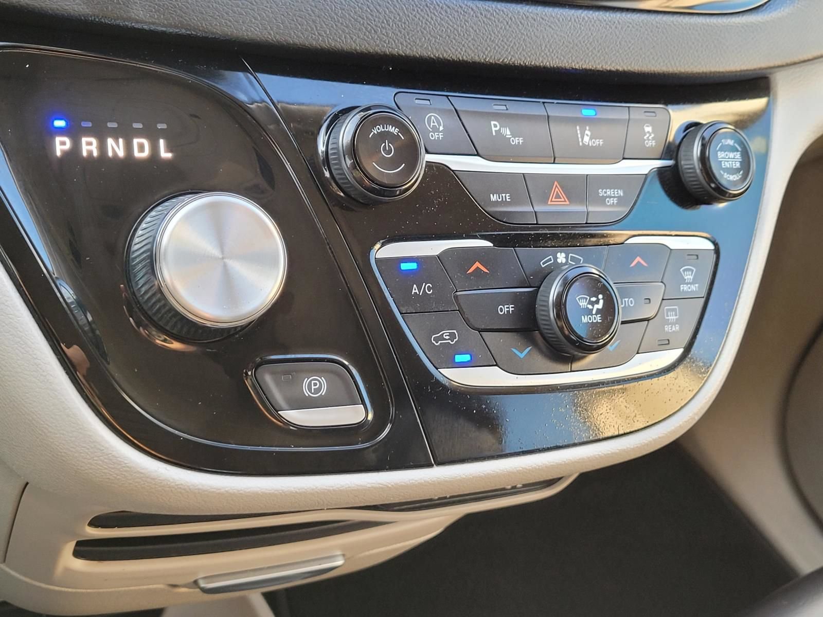 Used 2023 Chrysler Pacifica Touring-L FWD image 25