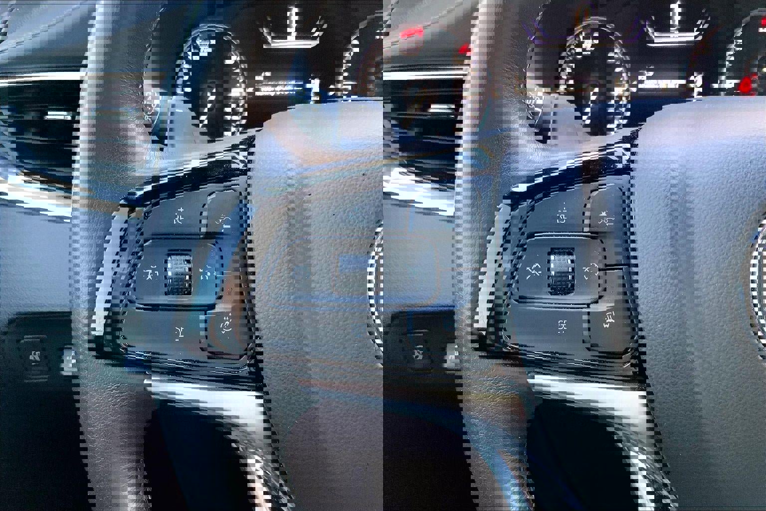 Used 2023 Buick Enclave Avenir image 18