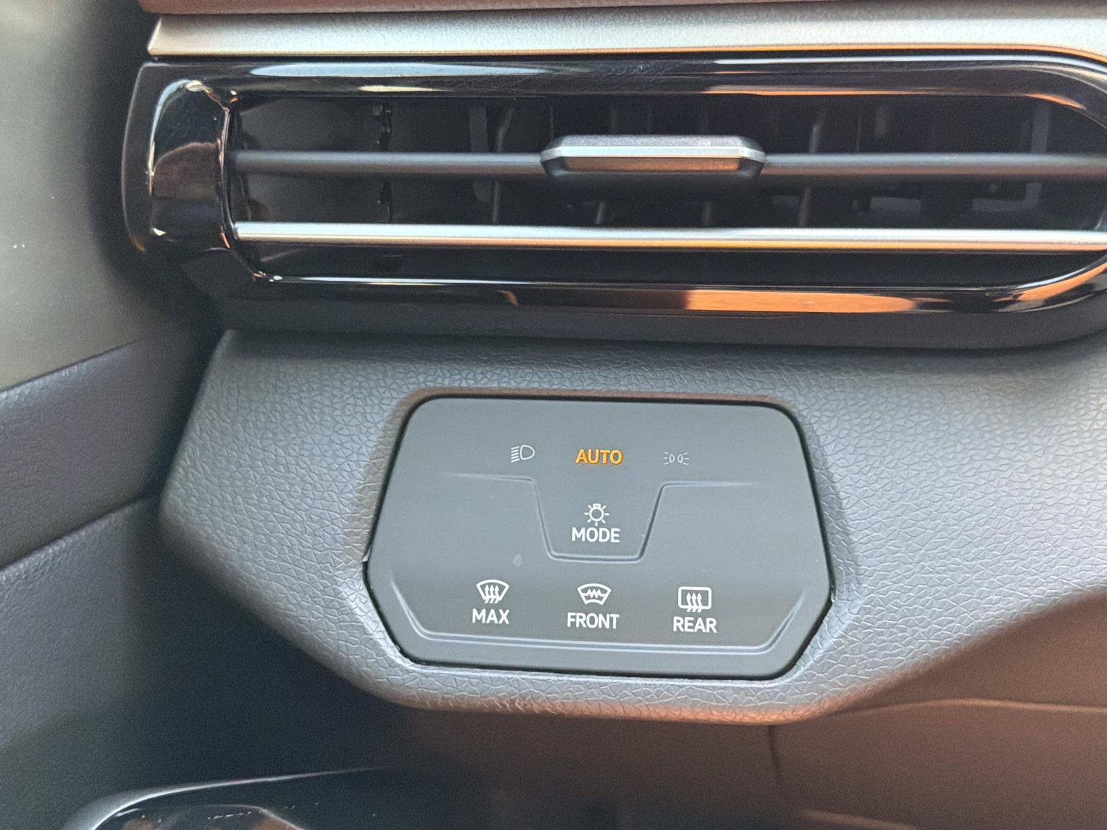 Certified 2025 Volkswagen ID.4 Pro AWD/4WD image 26
