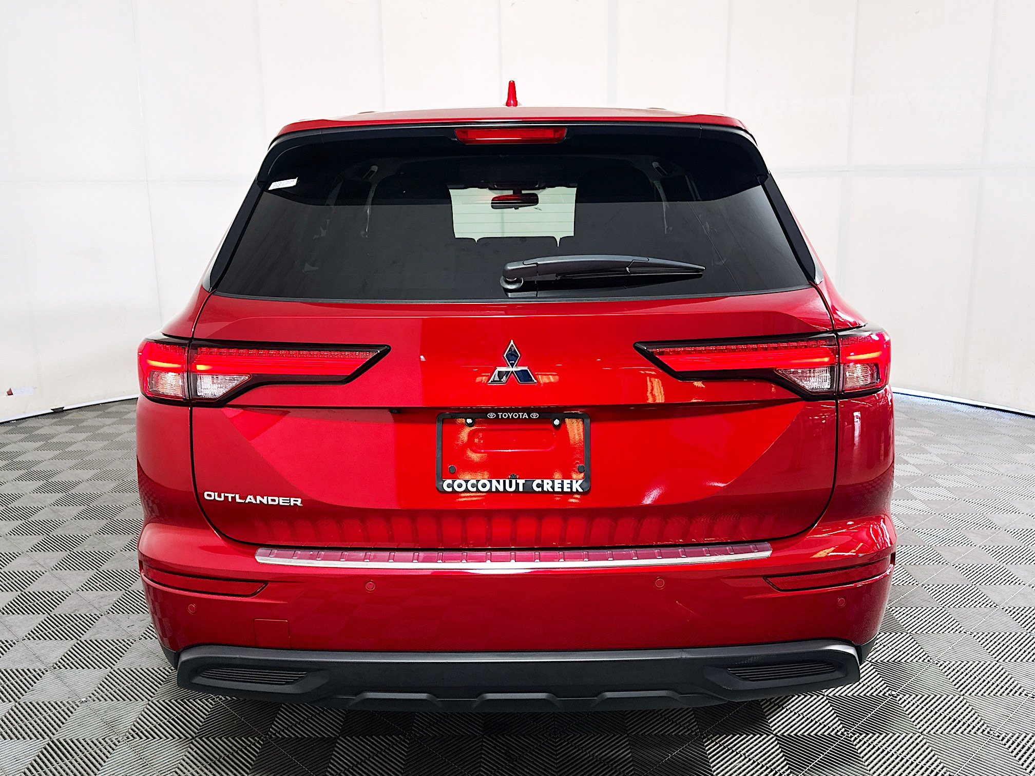 Used 2024 Mitsubishi Outlander ES FWD image 4