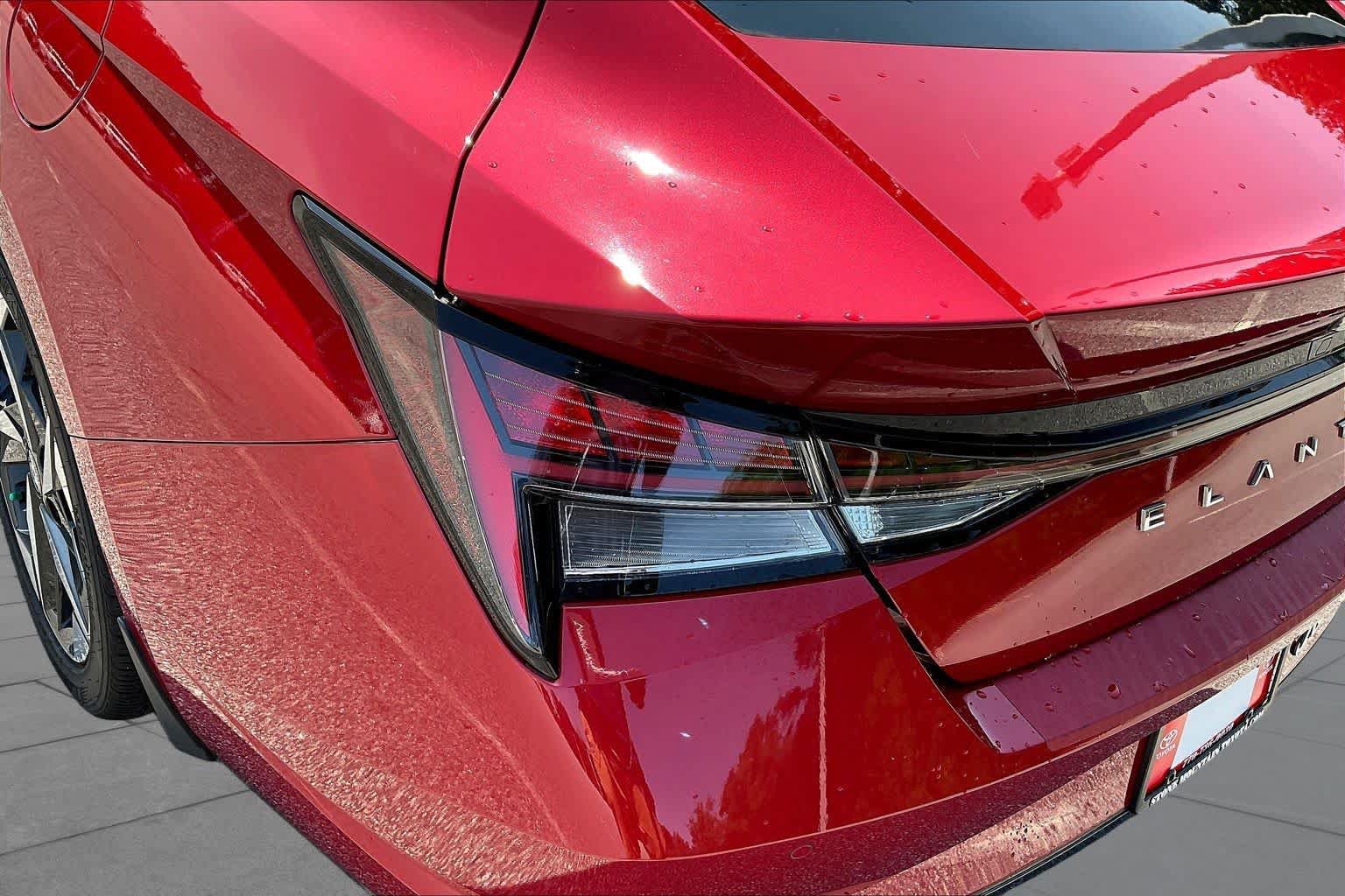 Used 2022 Hyundai Elantra Limited FWD image 29