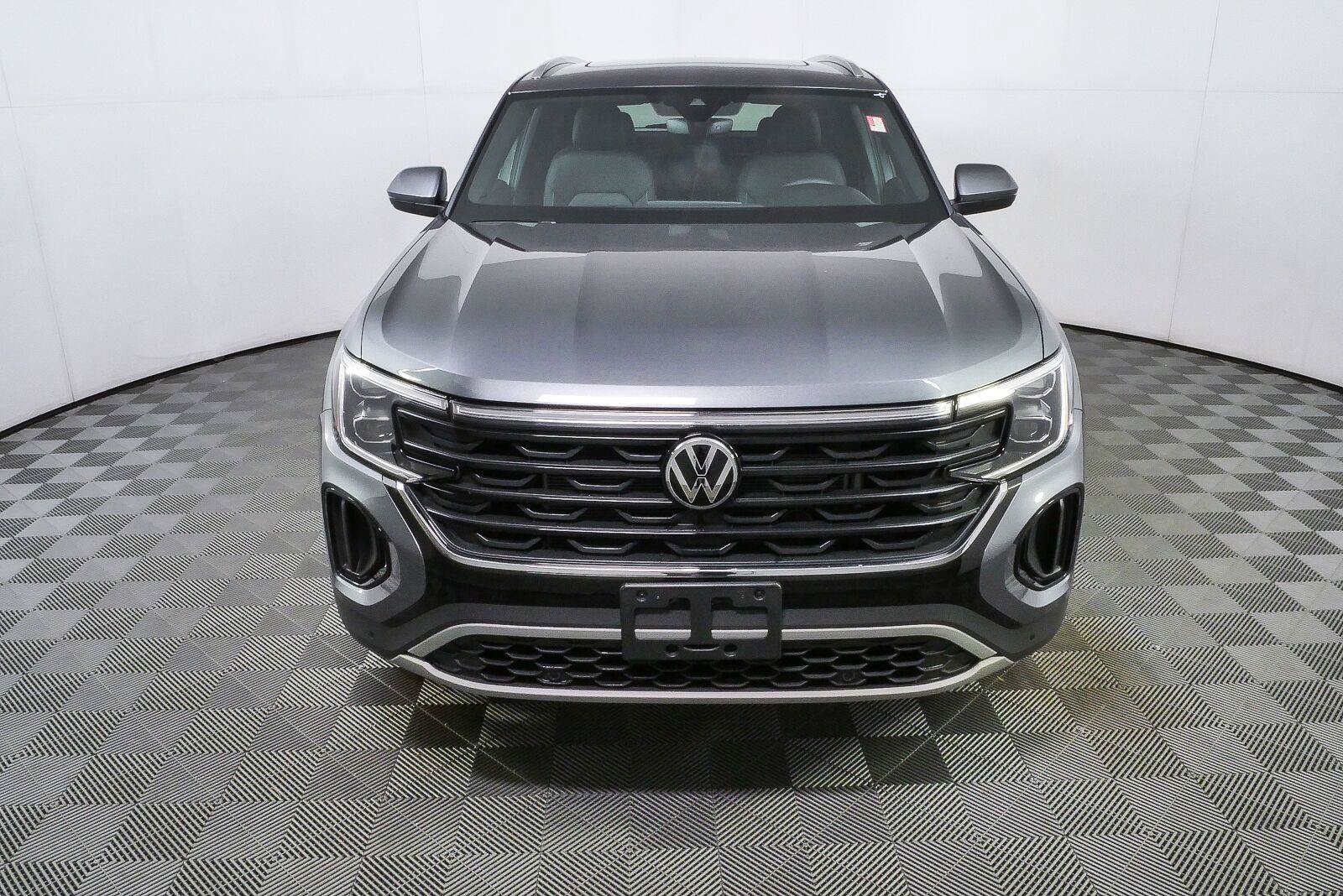 Certified 2025 Volkswagen Atlas Cross Sport SE w/ Panoramic Sunroof Package AWD/4WD image 33
