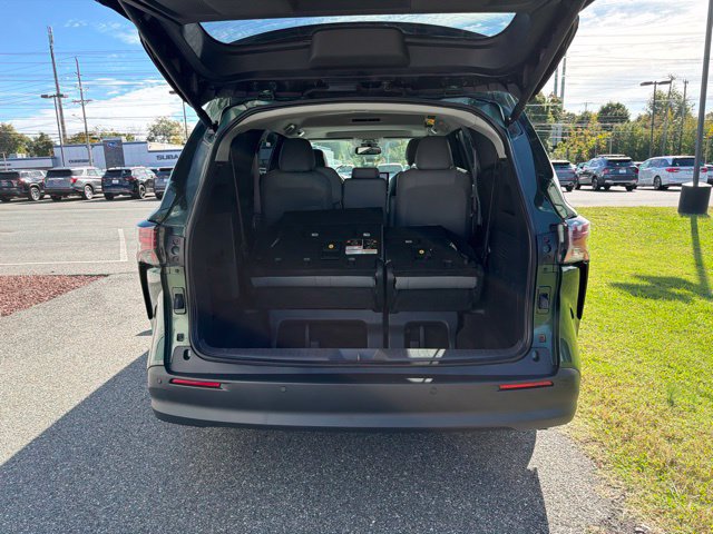 Used 2025 Toyota Sienna XLE FWD image 8