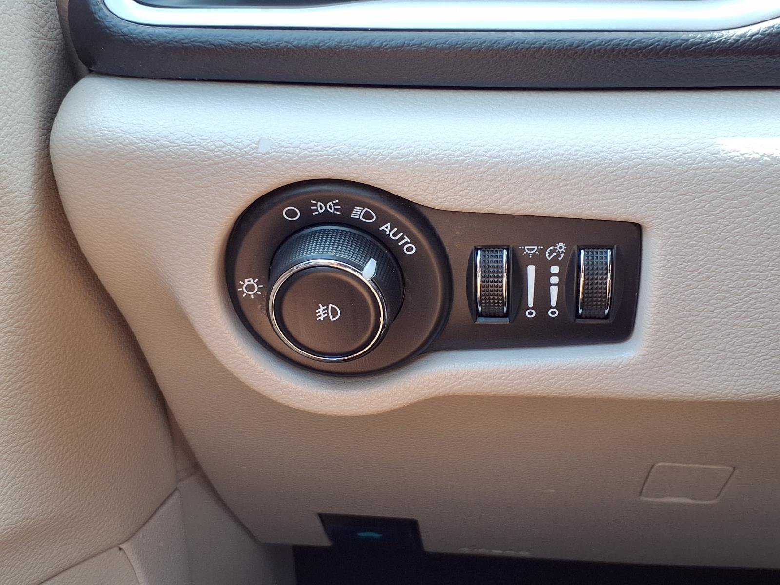 Used 2024 Chrysler Pacifica Touring-L FWD image 11