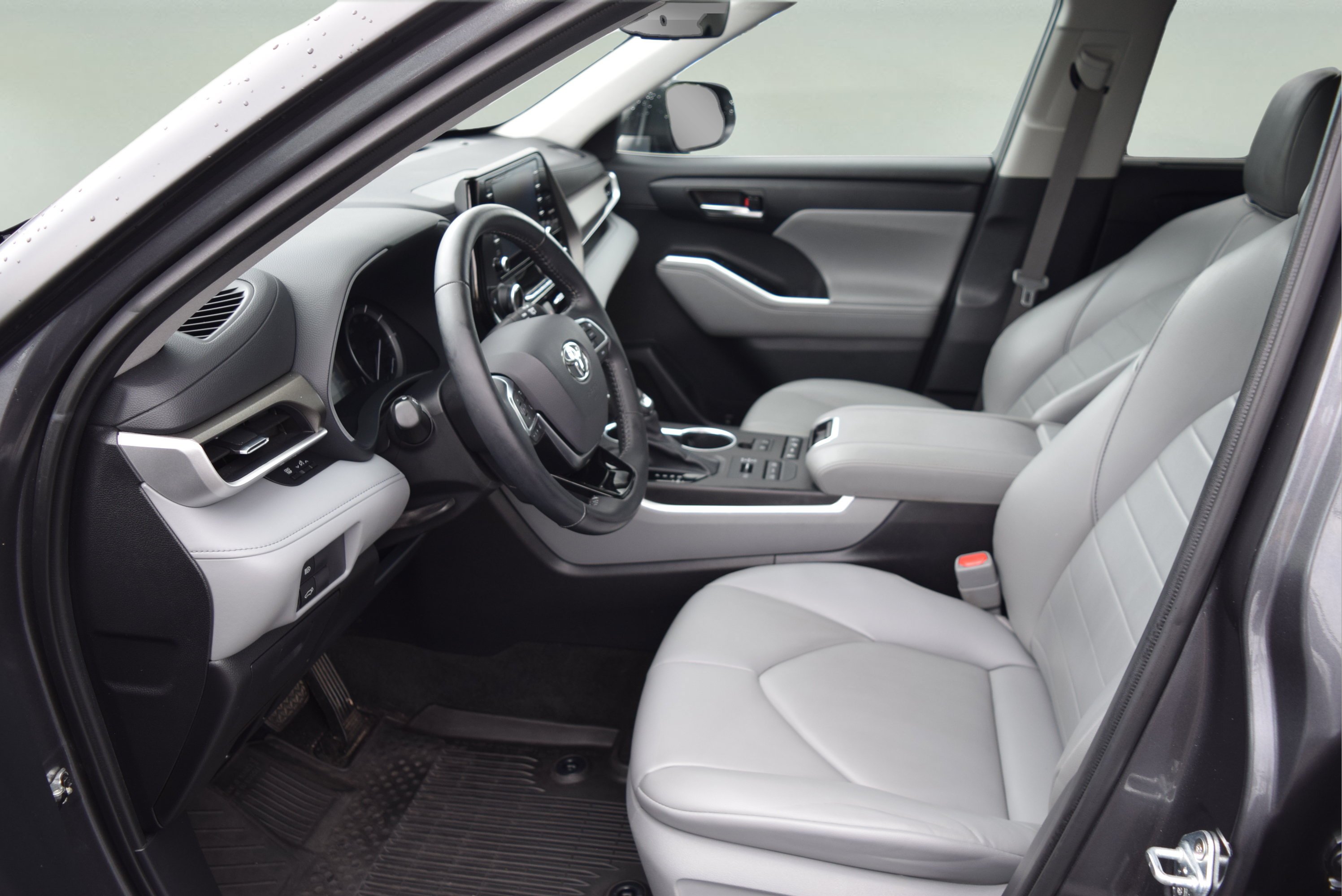 Used 2021 Toyota Highlander XLE AWD/4WD image 11