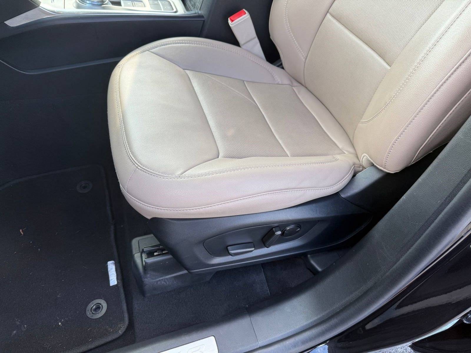 Used 2023 Ford Explorer Limited image 12