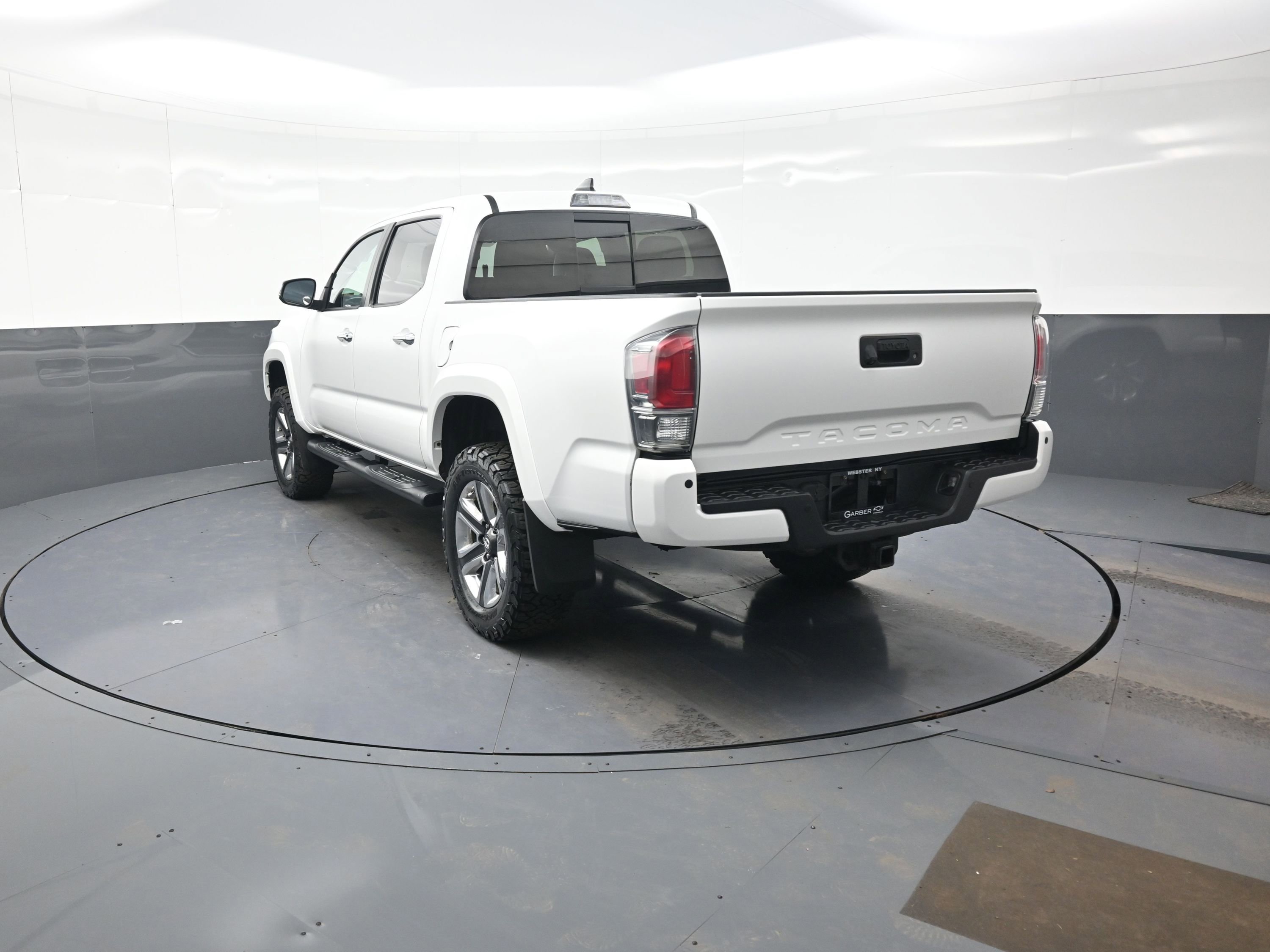 Used 2017 Toyota Tacoma Limited w/ Tow Package AWD/4WD image 5
