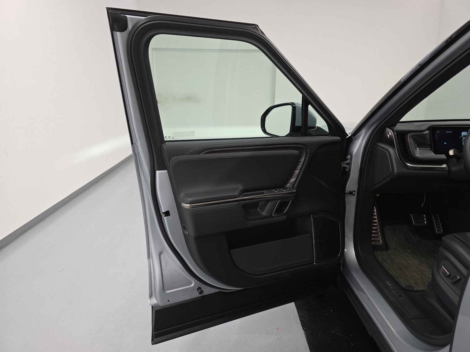 Used 2022 Rivian R1T Adventure AWD/4WD image 15