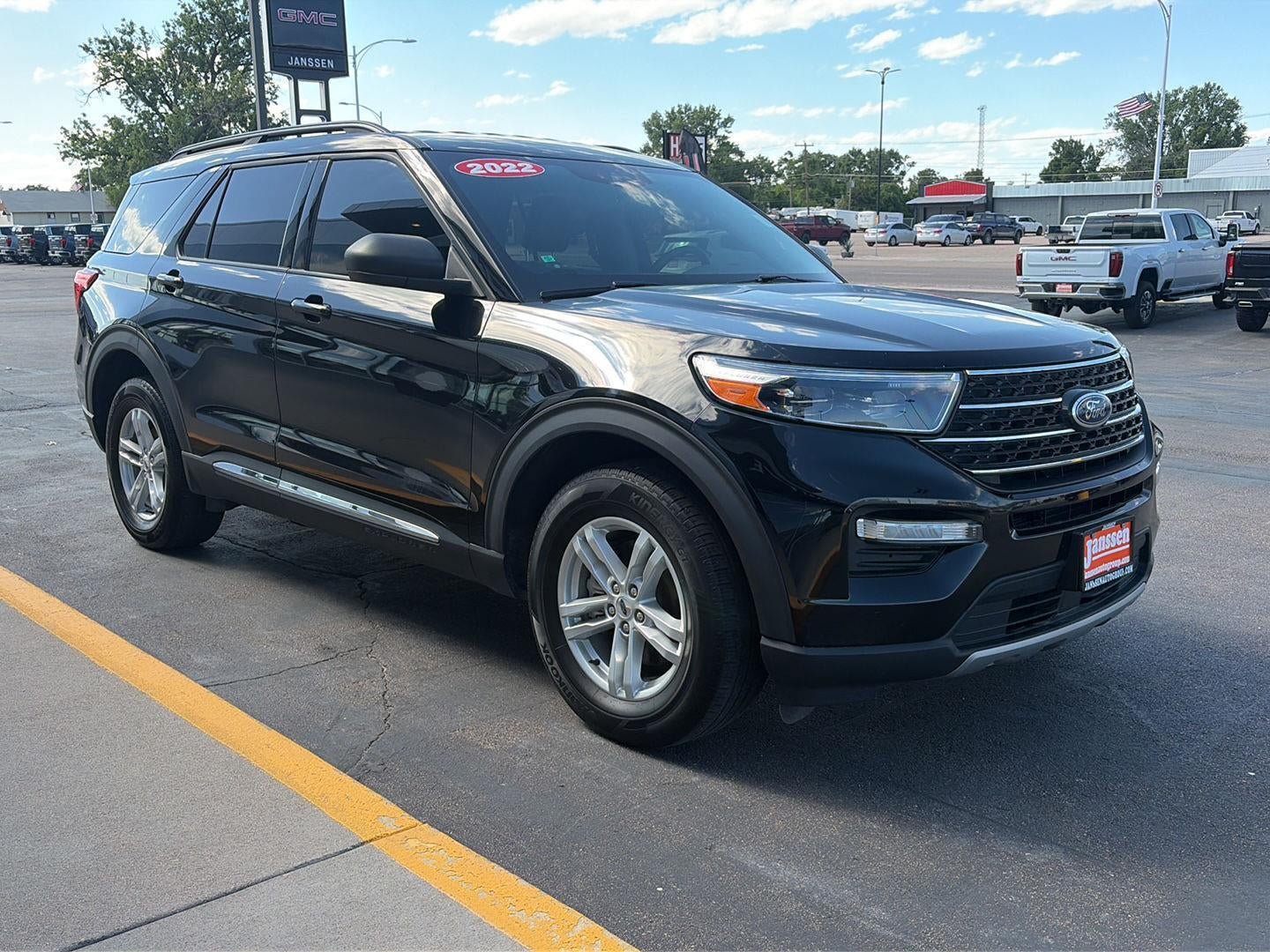 Used 2022 Ford Explorer XLT w/ Equipment Group 202A AWD/4WD image 4