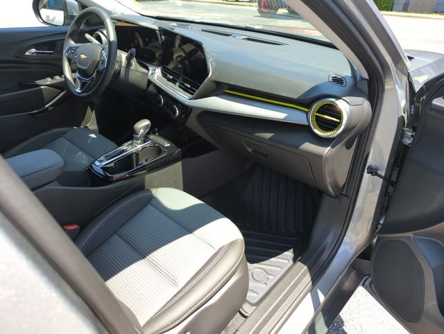 Used 2026 Chevrolet Trax LT w/ Driver Confidence Package image 32