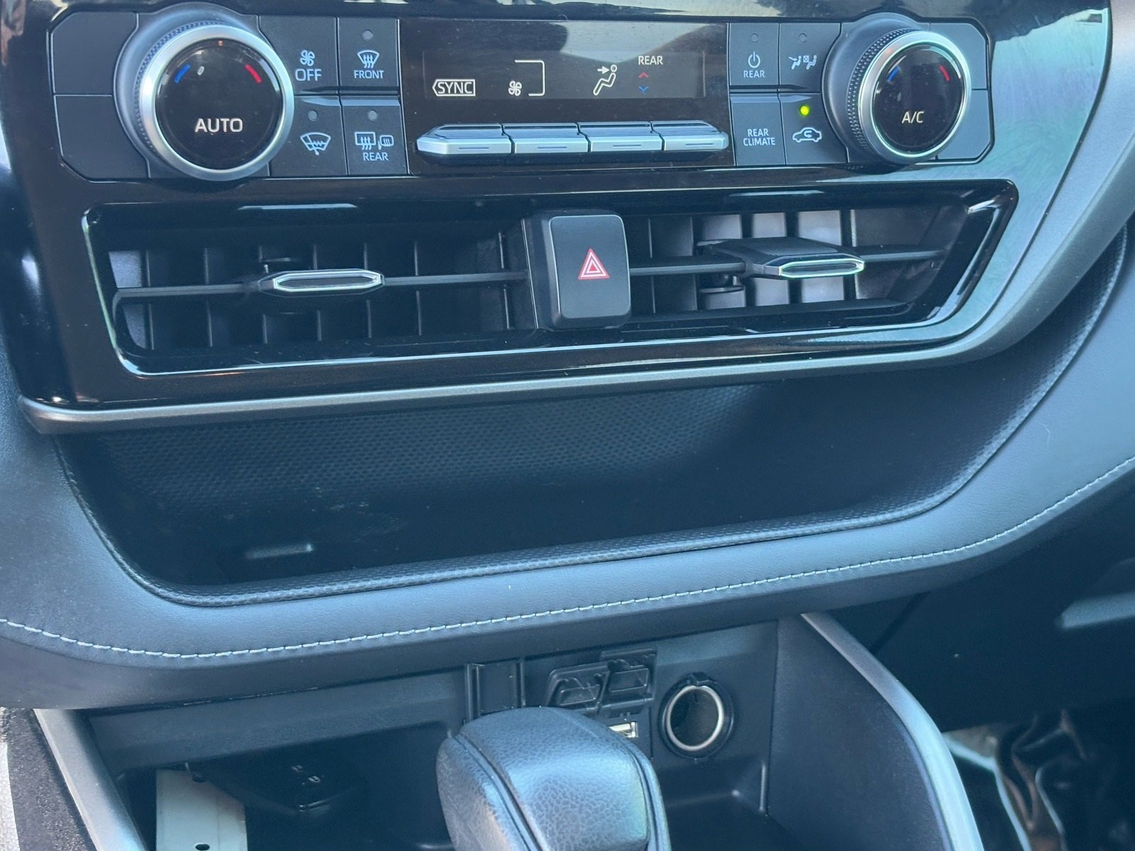 Certified 2021 Toyota Highlander L image 26